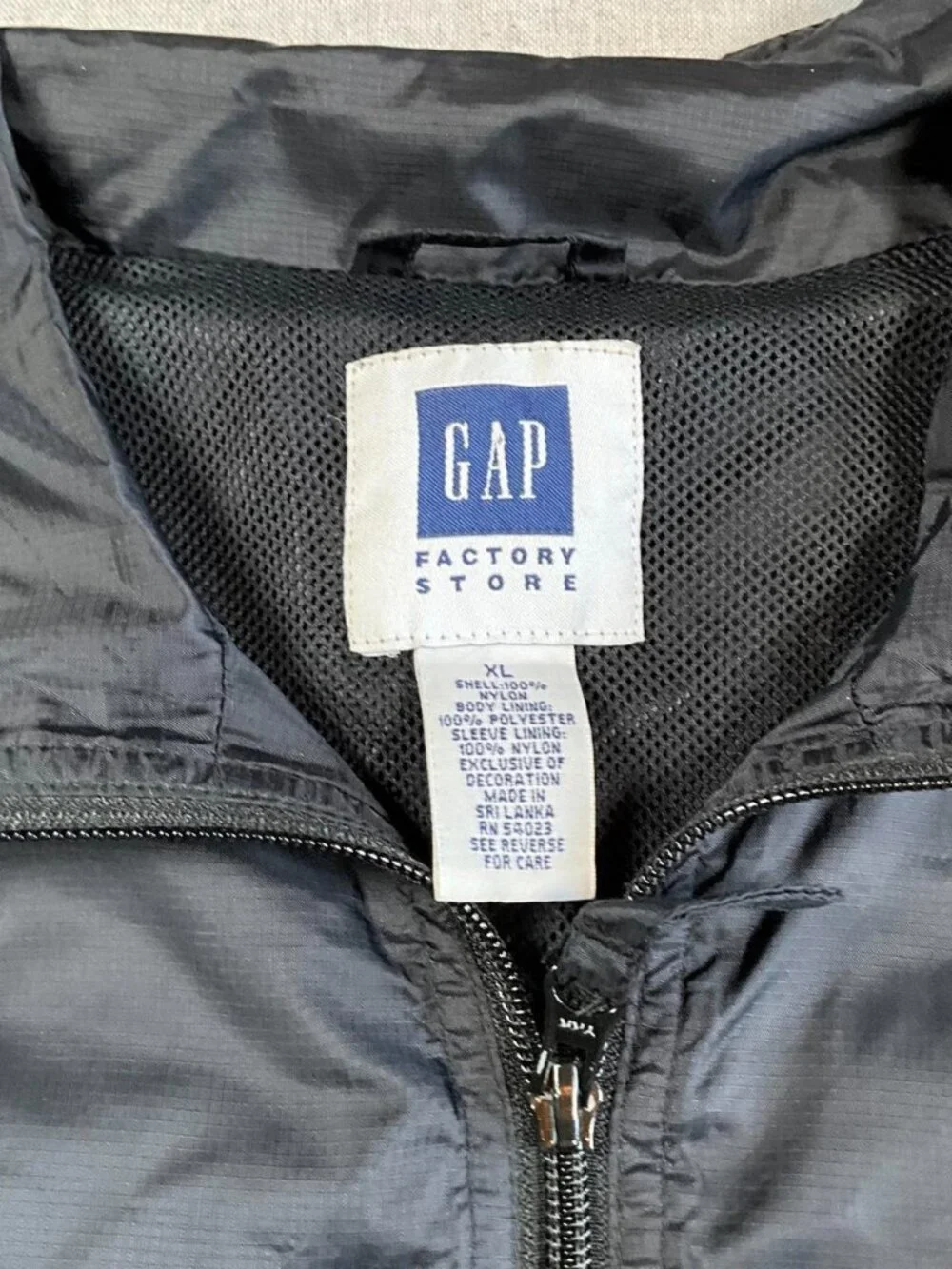 Mens GAP Factory Store Black Polyester Nylon Full Zip Windbreaker Jacket(XLarge)